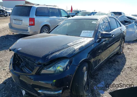 2013 Mercedes-Benz C 250 Luxury/Sport z USA, uszkodzony, nr VIN WDDGF4HB2DR266458